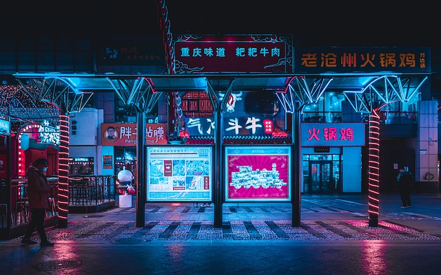 1. ‌Dive into the Neon Paradise: Cyberpunk Bars That Exude Raw Grit‌ and⁢ Authenticity