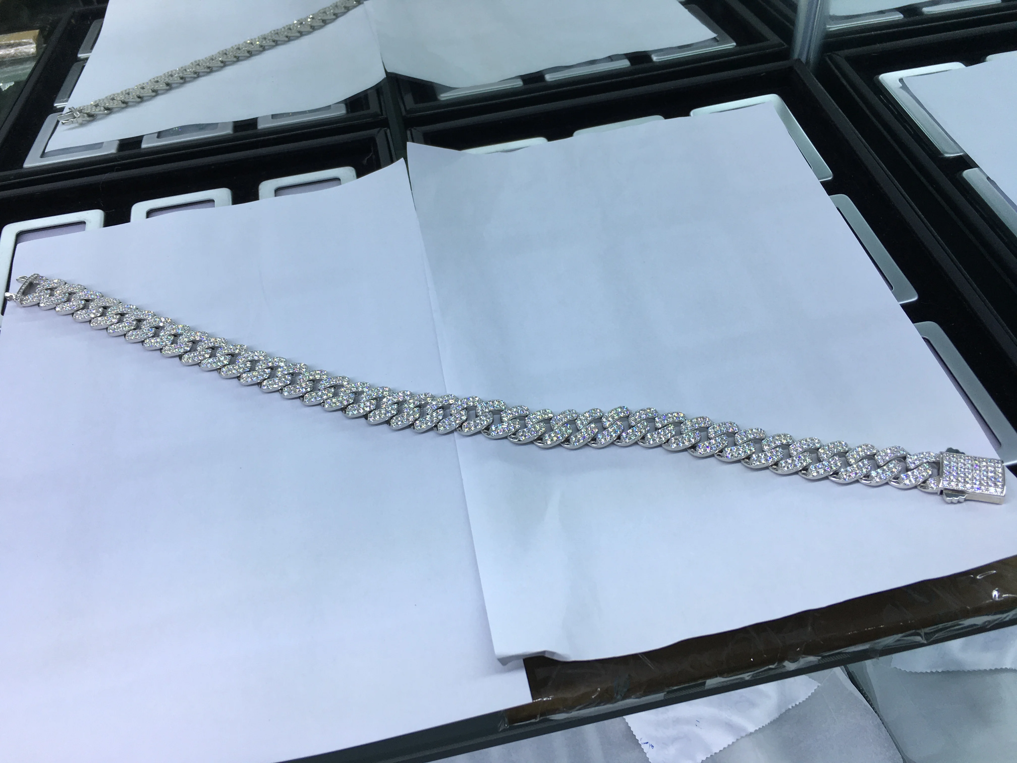 S40f485dcc09f4cec96abd13edd1a3b0f5 14mm 20inches MoissaniteCuban Chain 925 Silver Chain DEF VVS1 Iced Out Moissanite Watch Hip Pop Jewelry Loose Gemstones Factory